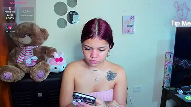 Snapshot of Emma_boo chatting on 02-23-26, 02:25 Emma boo online show from 02-23-26, 02:25