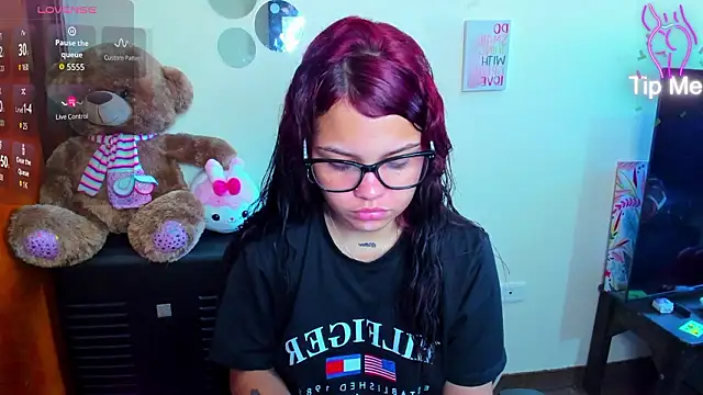 Snapshot of Emma_boo chatting on 02-28-26, 02:51 Emma boo online show from 02-28-26, 02:51