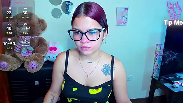 Snapshot of Emma_boo chatting on 03-23-26, 02:54 Emma boo online show from 03-23-26, 02:54