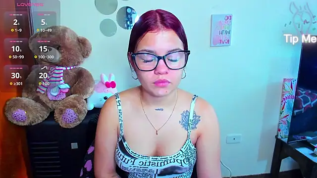 Snapshot of Emma_boo chatting on 03-25-26, 03:29 Emma boo online show from 03-25-26, 03:29