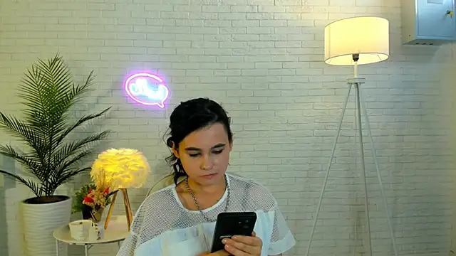 Snapshot of DinahLumb chatting on 10-30-25, 12:39 DinahLumb online show from 10-30-25, 12:39