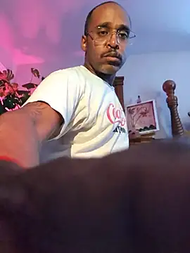 Snapshot of TraddyZaddy chatting on 06-25-26, 05:17 TraddyZaddy online show from 06-25-26, 05:17