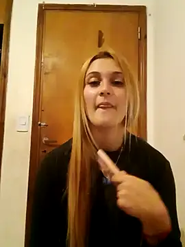 Snapshot of larubia_arg chatting on 10-31-25, 02:45 larubia arg online show from 10-31-25, 02:45