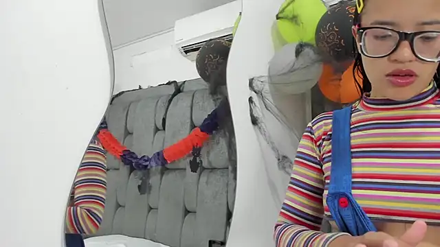 Snapshot of DamianandEva chatting on 11-01-25, 12:40 DamianandEva online show from 11-01-25, 12:40