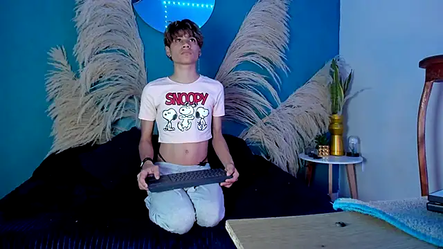 Leo Glow online show from 12-05-25, 01:09