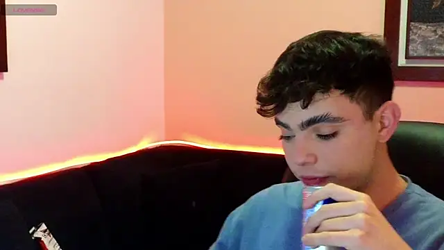 Snapshot of petitegigant33 chatting on 10-31-25, 02:56 petitegigant33 online show from 10-31-25, 02:56