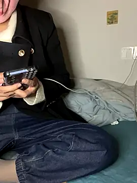 Snapshot of daaqnn chatting on 11-28-25, 12:52 daaqnn online show from 11-28-25, 12:52