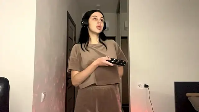 Snapshot of EliseBonser chatting on 11-03-25, 06:53 EliseBonser online show from 11-03-25, 06:53