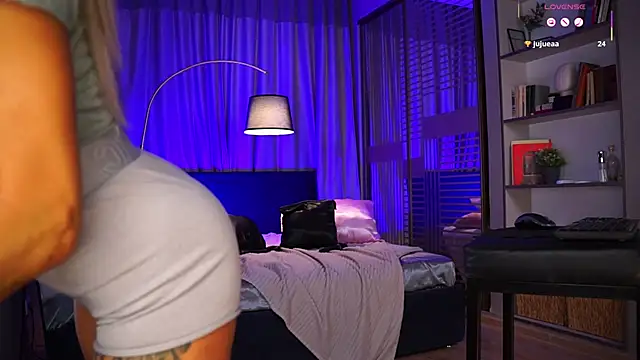 Nikki  Amour online show from 03-06-26, 06:43