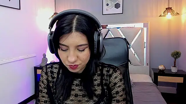 Snapshot of zoe-moreau chatting on 04-13-26, 07:19 zoe-moreau online show from 04-13-26, 07:19