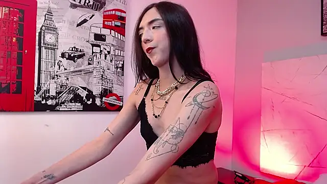 Snapshot of LAURALUXE chatting on 11-18-25, 01:04 LAURALUXE online show from 11-18-25, 01:04