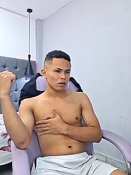 Snapshot of Liams18 chatting on 11-14-25, 01:04 Liams18 online show from 11-14-25, 01:04