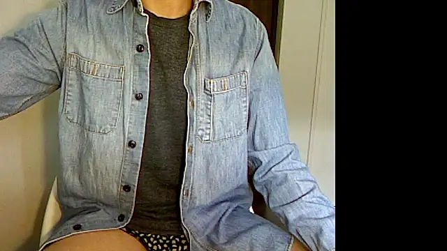 Snapshot of Taro070 chatting on 11-10-25, 01:26 Taro070 online show from 11-10-25, 01:26