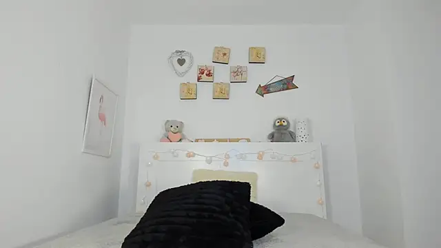 Snapshot of Blueee_diamond chatting on 11-22-25, 06:01 Blueee diamond online show from 11-22-25, 06:01