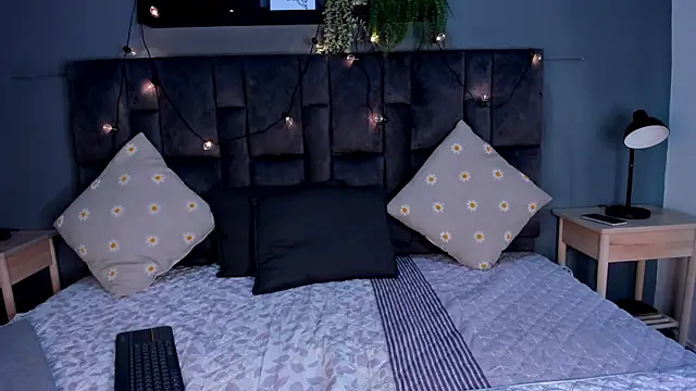 Snapshot of AnaVoss__ chatting on 11-18-25, 11:36 AnaVoss online show from 11-18-25, 11:36