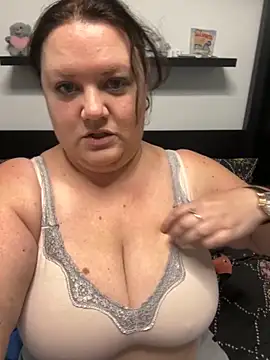 Snapshot of RealWoman84 chatting on 11-08-25, 03:34 RealWoman84 online show from 11-08-25, 03:34