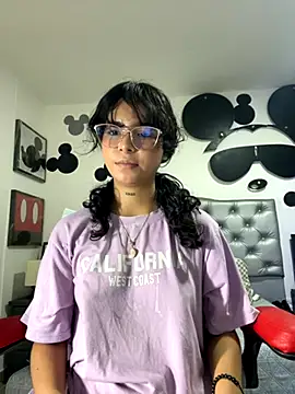 Snapshot of _vaiolet_owo chatting on 11-08-25, 05:18 vaiolet owo online show from 11-08-25, 05:18