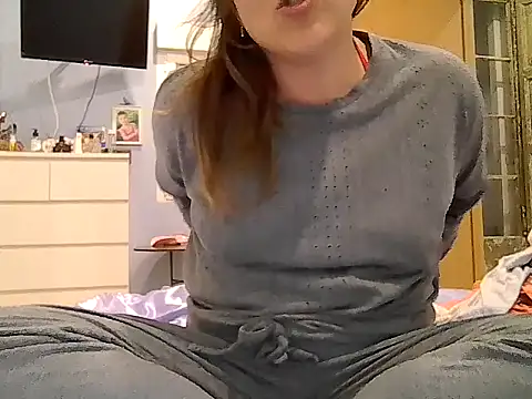 Snapshot of Domiqueen chatting on 11-06-25, 05:36 Domiqueen online show from 11-06-25, 05:36