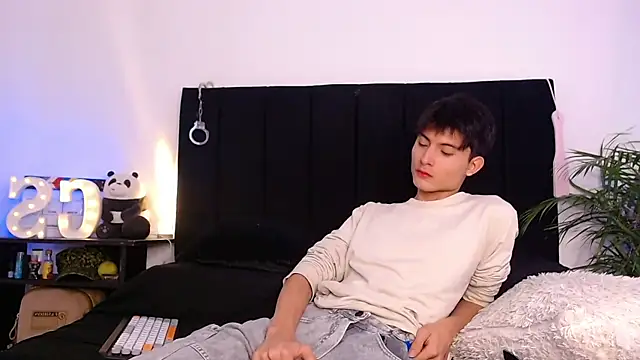 Snapshot of thomasbennett_ chatting on 11-08-25, 11:54 thomasbennett online show from 11-08-25, 11:54