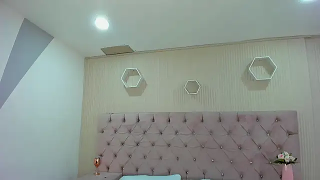 ZarinaWynne online show from 05-18-26, 02:23