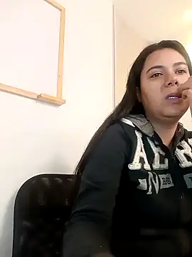 LorieFerrer online show from 02-05-25, 01:33