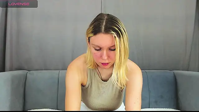 Snapshot of Monisees chatting on 11-14-25, 01:15 Monisees online show from 11-14-25, 01:15