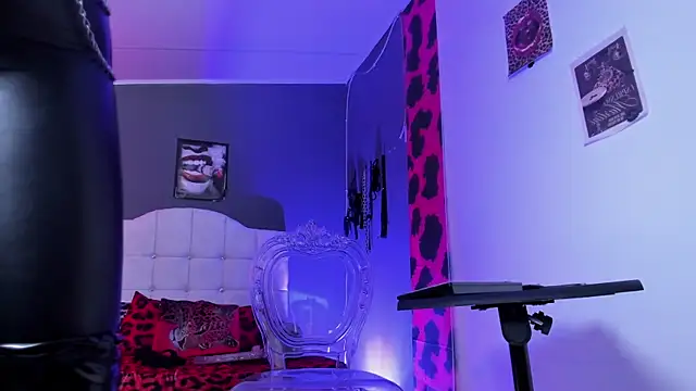 Halley Ravenn online show from 11-26-25, 08:21