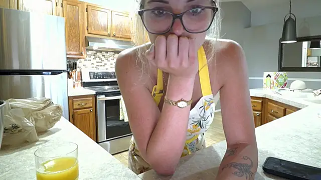 Snapshot of RosieCheeks_ chatting on 06-16-26, 05:37 RosieCheeks online show from 06-16-26, 05:37