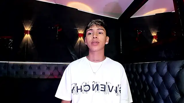 Snapshot of Timmy_Kiing_ chatting on 12-22-25, 11:57 Timmy Kiing online show from 12-22-25, 11:57