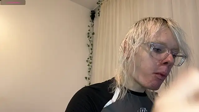 MollyChloe online show from 11-19-25, 09:15