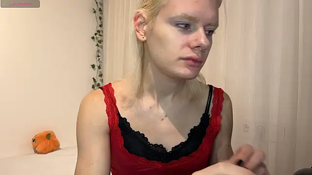 MollyChloe online show from 11-28-25, 06:10