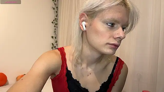 MollyChloe online show from 11-30-25, 05:28