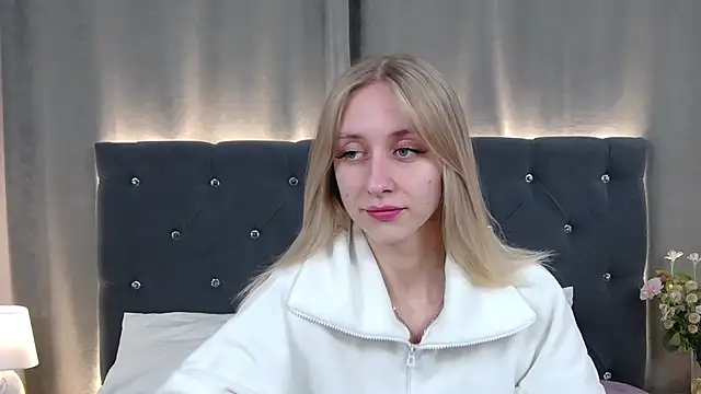Snapshot of RachaelCute chatting on 04-18-26, 04:27 RachaelCute online show from 04-18-26, 04:27