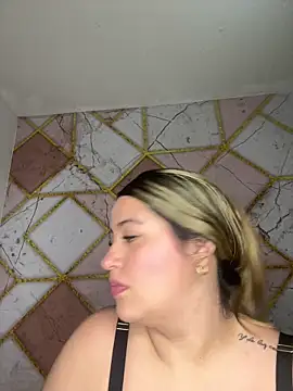 Snapshot of Amira_Malia chatting on 05-02-26, 03:17 Amira Malia online show from 05-02-26, 03:17