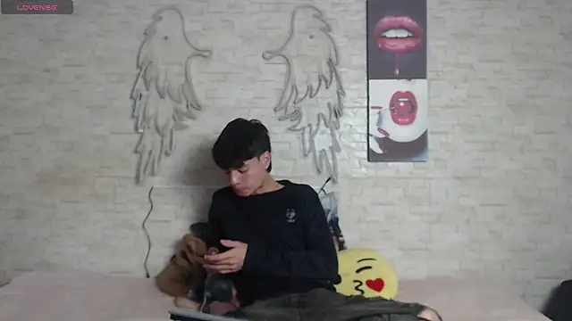 axel milo kairo and noa online show from 12-18-25, 01:06