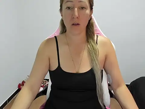 Snapshot of chrystal_sl852 chatting on 11-17-25, 11:38 chrystal sl852 online show from 11-17-25, 11:38