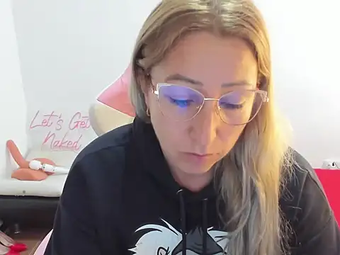 Snapshot of chrystal_sl852 chatting on 12-15-25, 08:24 chrystal sl852 online show from 12-15-25, 08:24