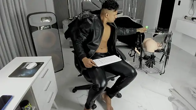 master leather online show from 06-06-26, 01:11