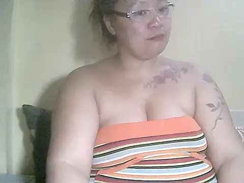 Snapshot of loriepinay46 chatting on 03-09-26, 12:20 loriepinay46 online show from 03-09-26, 12:20