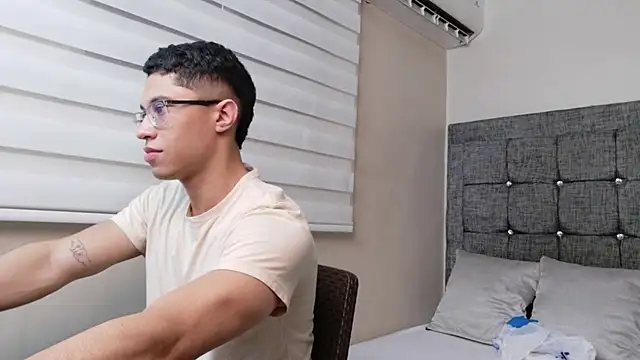 Snapshot of Chrix_Velez chatting on 11-17-25, 07:41 Chrix Velez online show from 11-17-25, 07:41