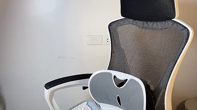 Snapshot of Babe-sweet chatting on 02-26-26, 02:10 Babe-sweet online show from 02-26-26, 02:10