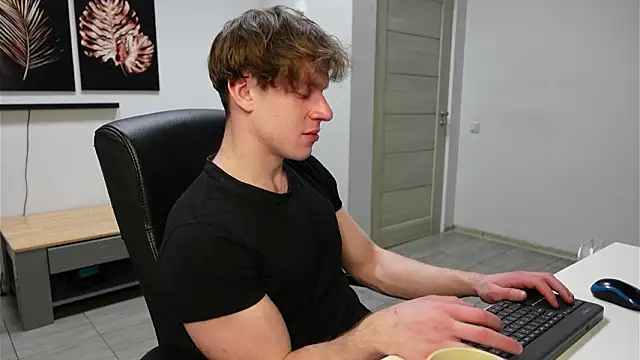 Snapshot of Charles_Dreams chatting on 02-13-26, 07:32 Charles Dreams online show from 02-13-26, 07:32