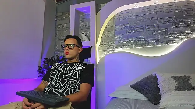 Valentino moretti online show from 12-01-25, 01:05