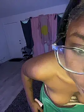 Snapshot of Mistresslucyxxx chatting on 11-17-25, 09:15 Mistresslucyxxx online show from 11-17-25, 09:15