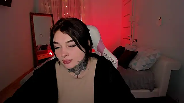 Snapshot of EmilyWoods_ chatting on 11-17-25, 08:20 EmilyWoods online show from 11-17-25, 08:20