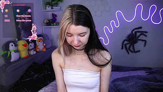 Snapshot of Emmie_shy chatting on 04-28-26, 08:47 Emmie shy online show from 04-28-26, 08:47