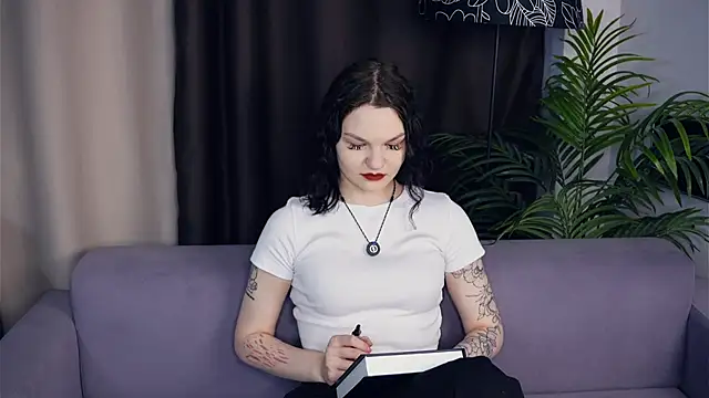 Snapshot of OnitaSkare chatting on 11-15-25, 09:50 OnitaSkare online show from 11-15-25, 09:50