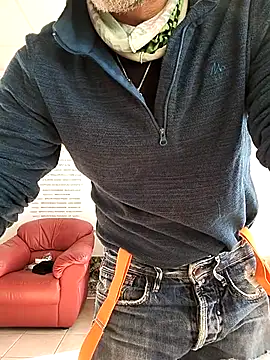 Snapshot of platone09 chatting on 11-12-25, 12:49 platone09 online show from 11-12-25, 12:49