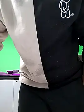 Snapshot of platone09 chatting on 11-14-25, 01:43 platone09 online show from 11-14-25, 01:43