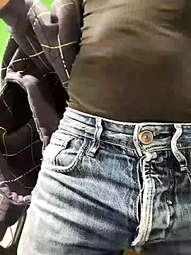 Snapshot of platone09 chatting on 11-21-25, 02:05 platone09 online show from 11-21-25, 02:05